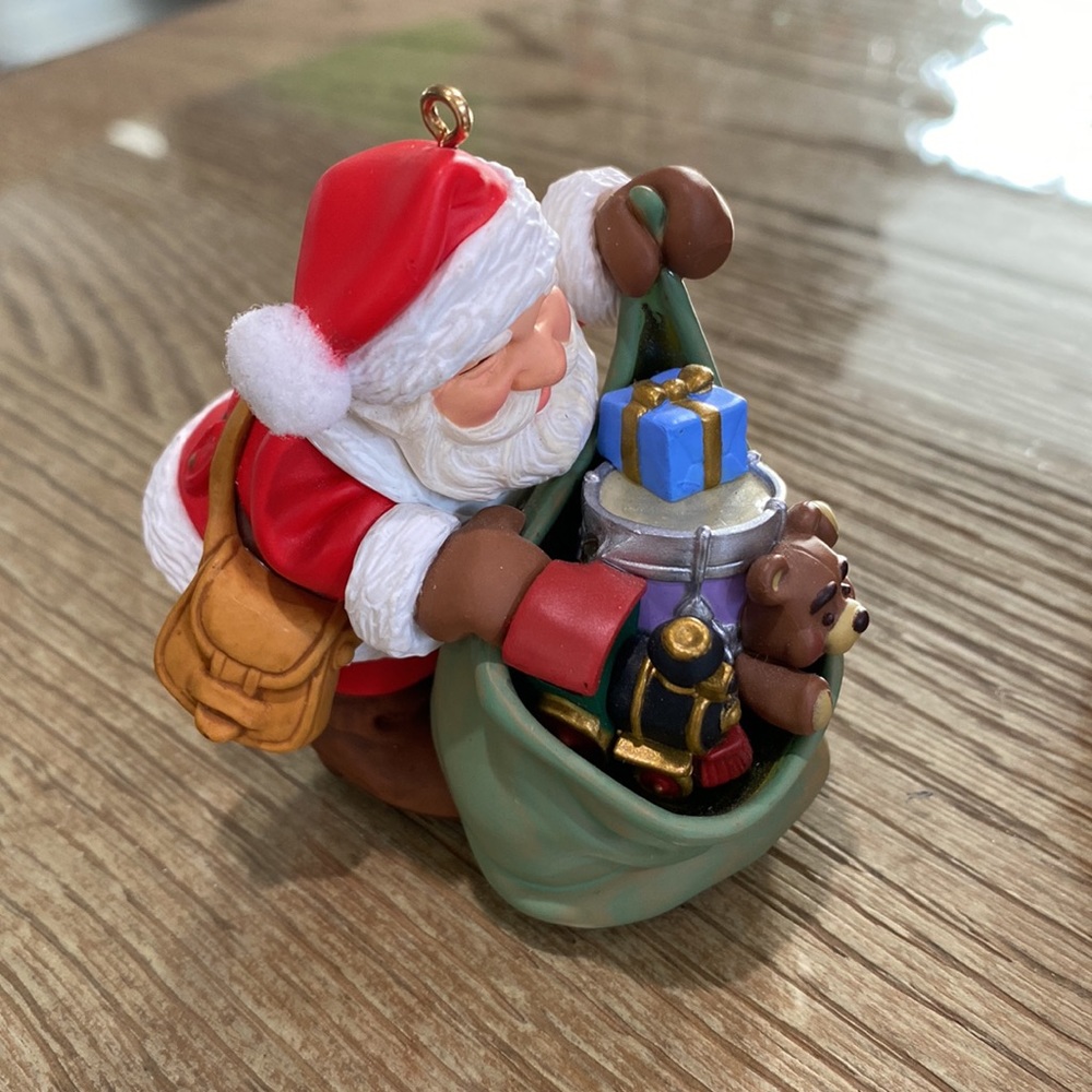 2005 Hallmark Keepsake Santa’s Magic Sack Ornament - Picture 5 of 7